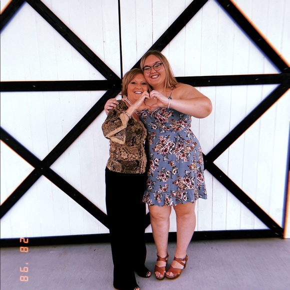 Meet your Poshers, Tricia & Lisia - Picture 1 of 1